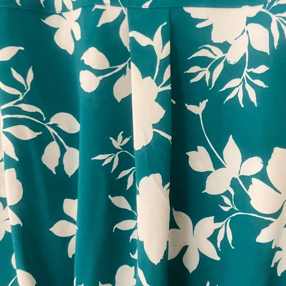 Torrid plus size Floral Teal and White/off white Women's Top Torrid size 6(6x) - Picture 6 of 8